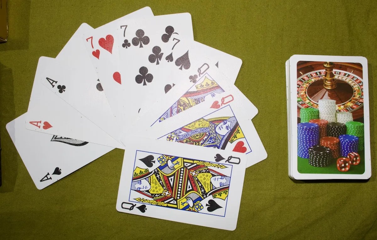 Cartes à jouer et jetons de casino sur une table de feutrine verte