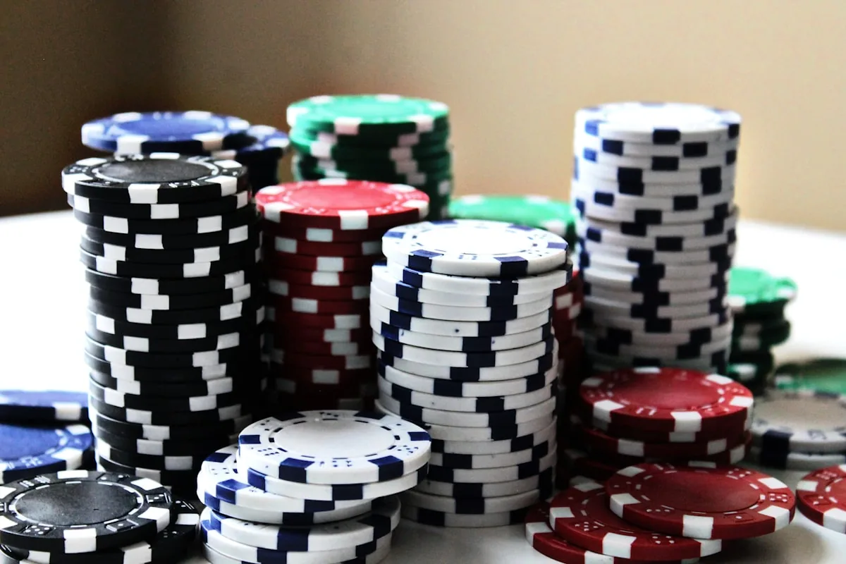 Piles de jetons de casino colorés représentant le bonus de bienvenue de WinLion Casino