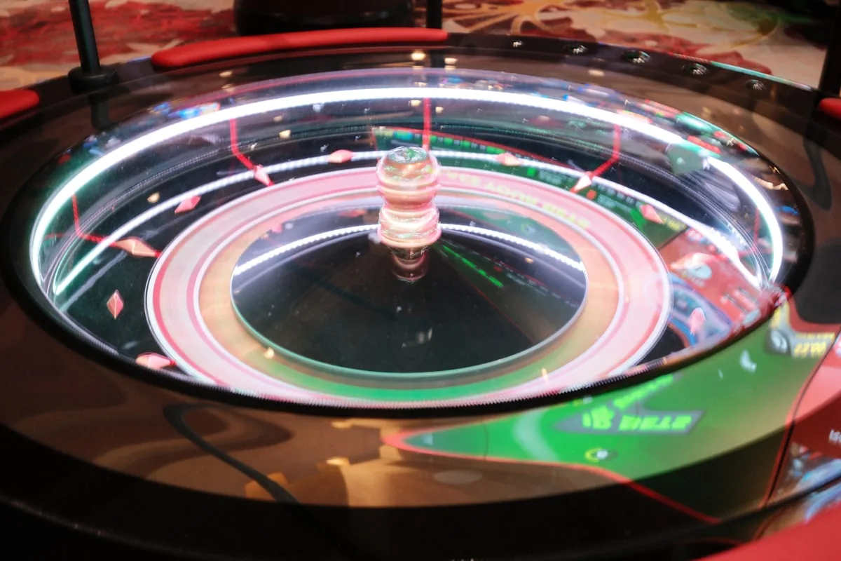 Roue de roulette électronique tournant sous un dôme en verre