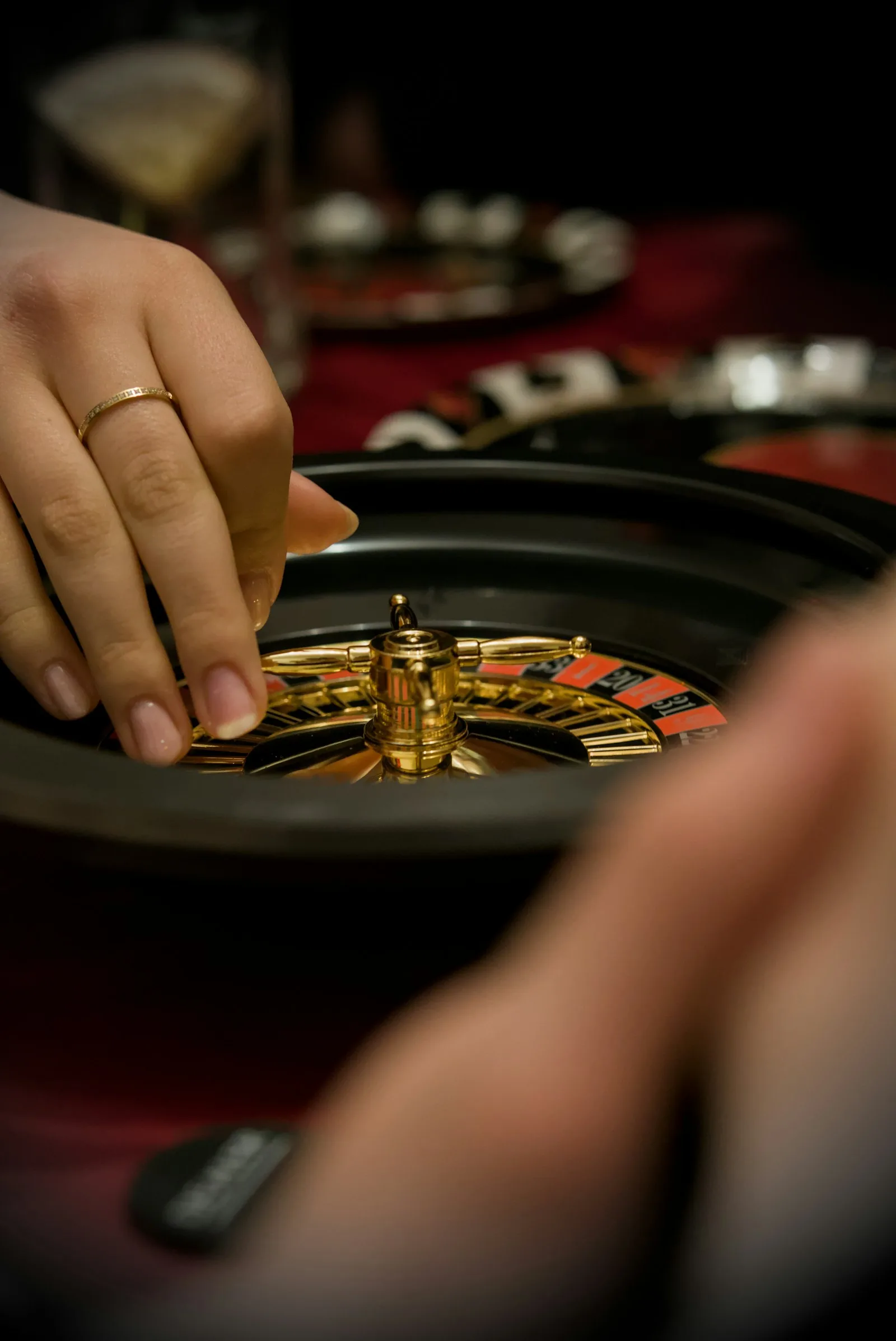 Mains plaçant des jetons sur une roulette